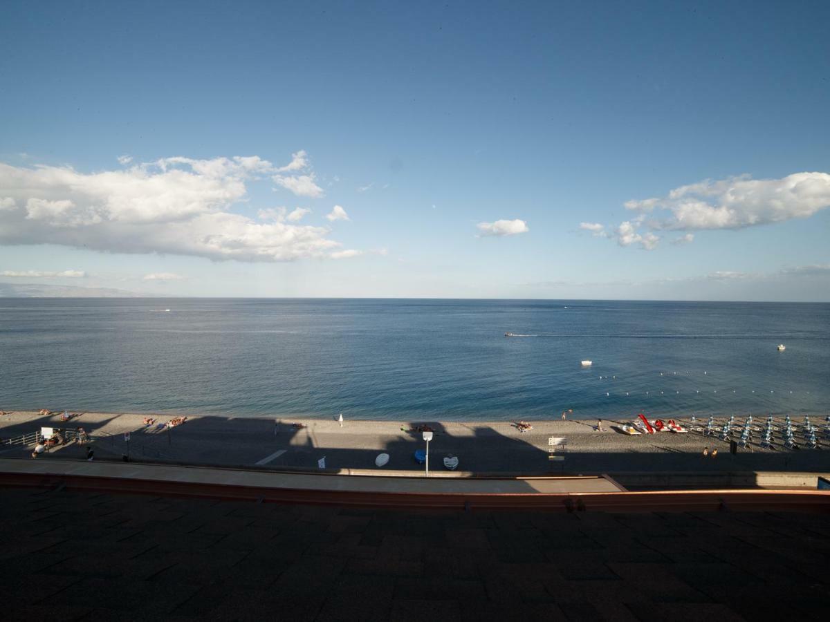 Marina Di Savoca Lägenhet Santa Teresa Di Riva Exteriör bild