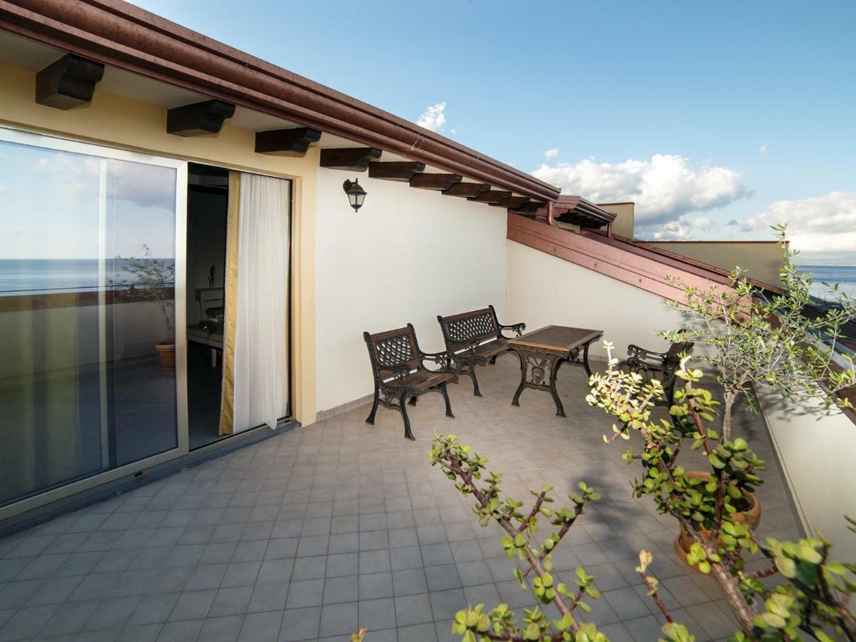 Marina Di Savoca Lägenhet Santa Teresa Di Riva Exteriör bild