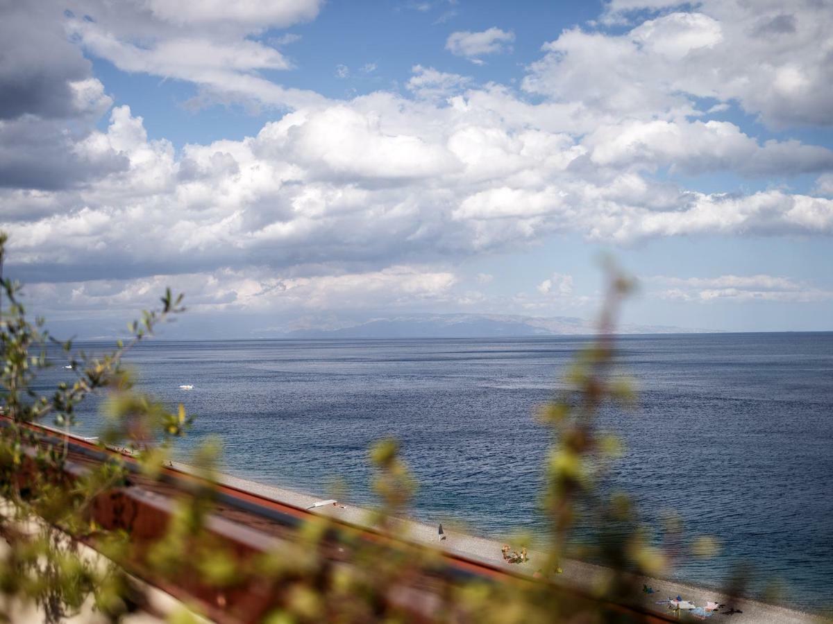 Marina Di Savoca Lägenhet Santa Teresa Di Riva Exteriör bild