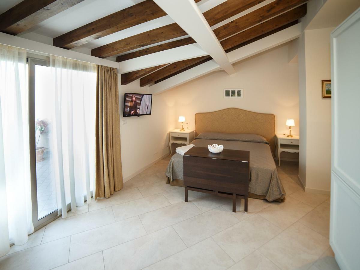 Marina Di Savoca Lägenhet Santa Teresa Di Riva Exteriör bild