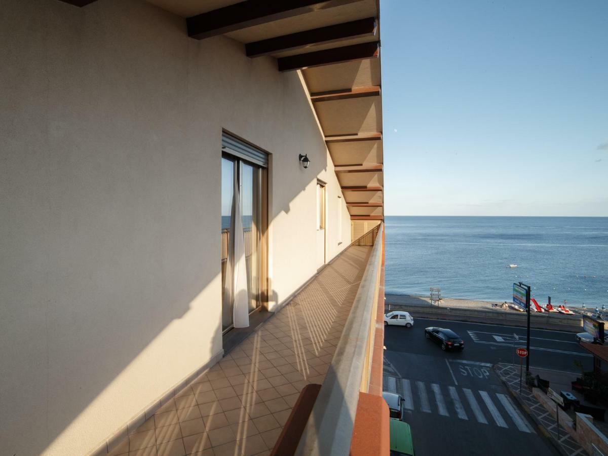 Marina Di Savoca Lägenhet Santa Teresa Di Riva Exteriör bild