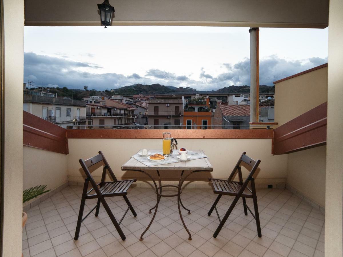 Marina Di Savoca Lägenhet Santa Teresa Di Riva Exteriör bild