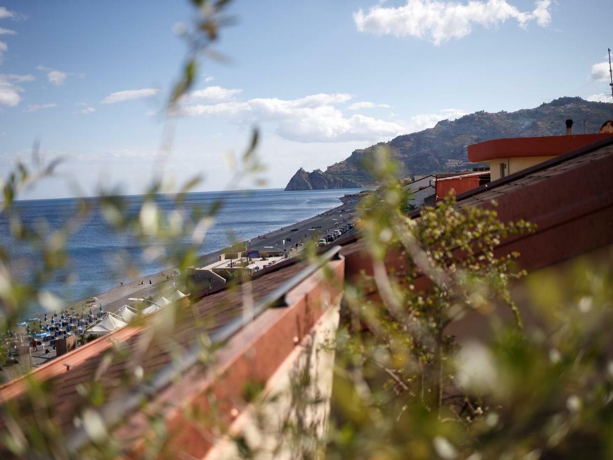 Marina Di Savoca Lägenhet Santa Teresa Di Riva Exteriör bild