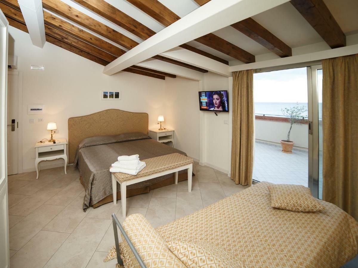 Marina Di Savoca Lägenhet Santa Teresa Di Riva Exteriör bild