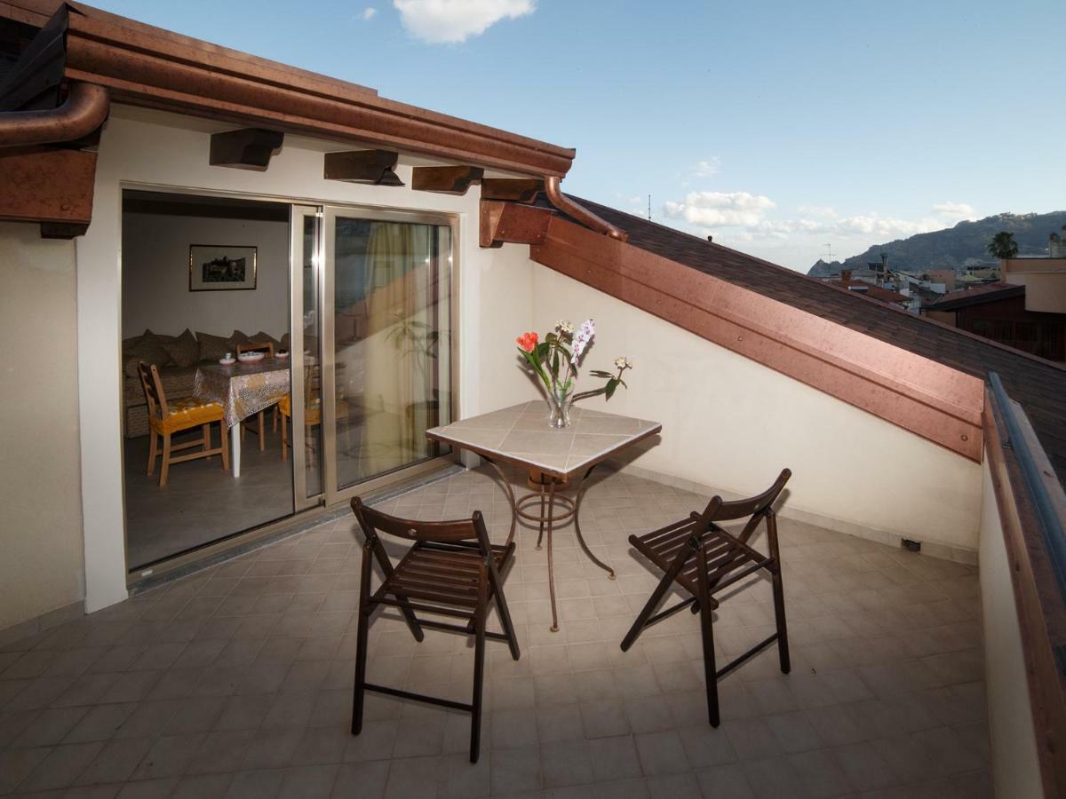 Marina Di Savoca Lägenhet Santa Teresa Di Riva Exteriör bild