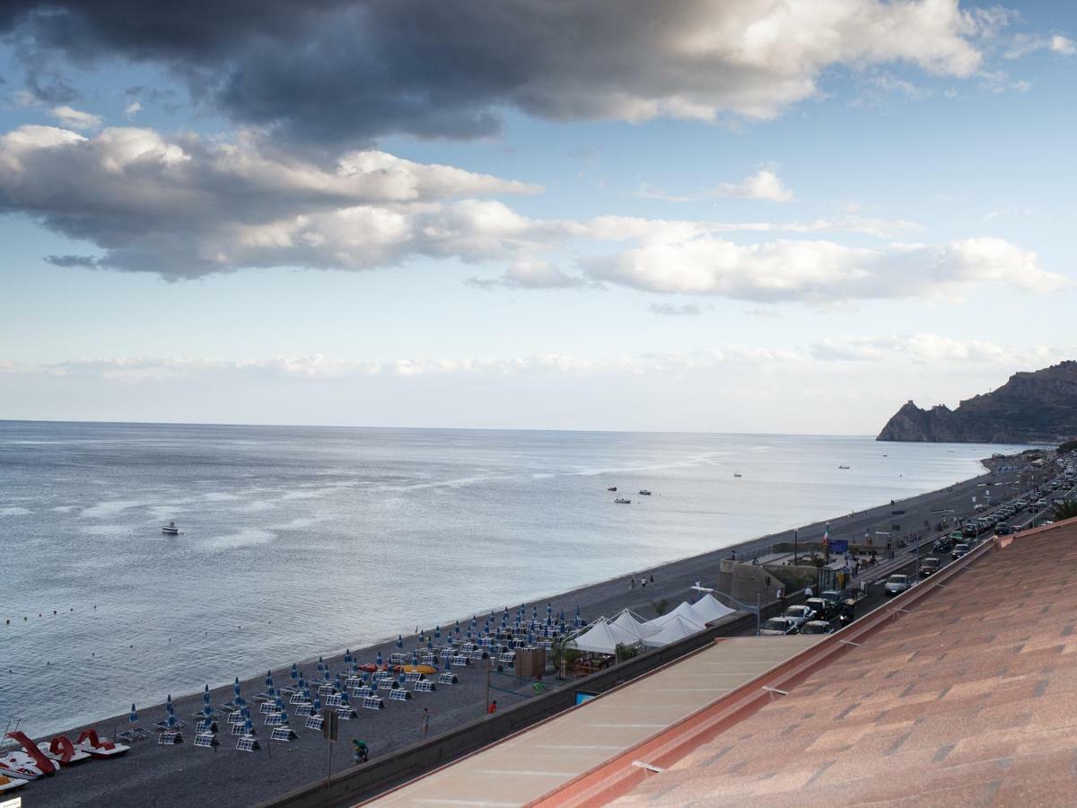Marina Di Savoca Lägenhet Santa Teresa Di Riva Exteriör bild