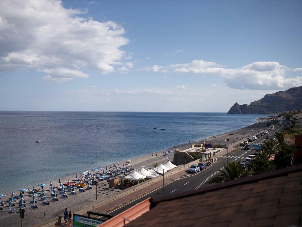 Marina Di Savoca Lägenhet Santa Teresa Di Riva Exteriör bild